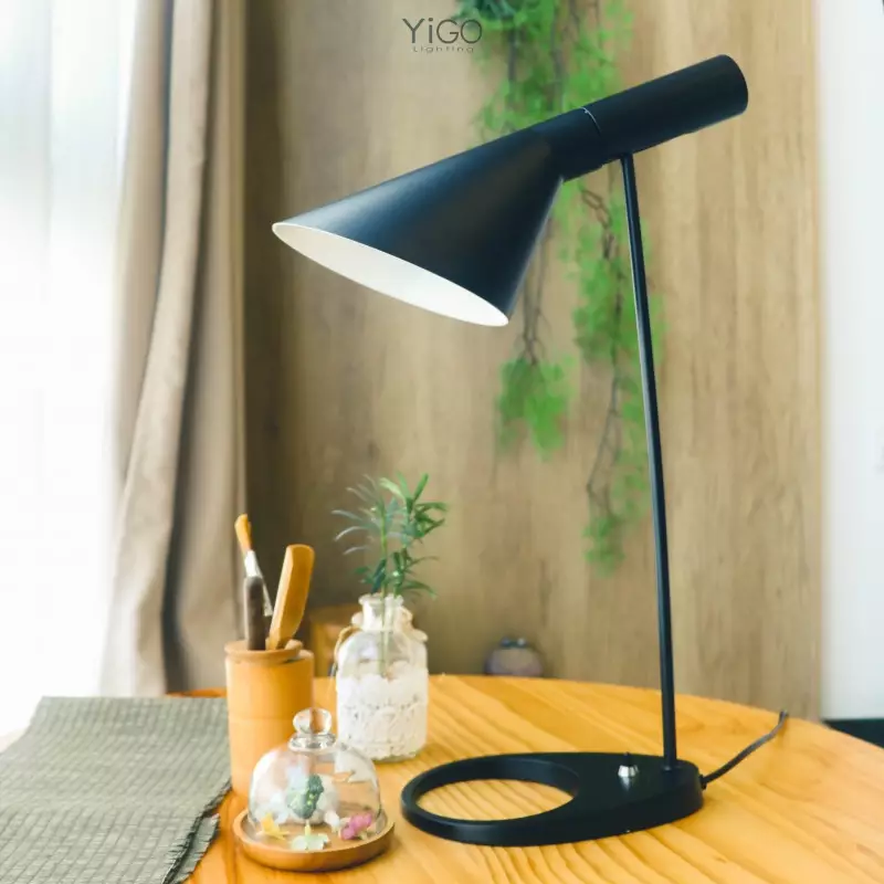 Globus . gødning AJ Table Lamp | Louis Poulsen | AJ lampe by Arne Jacobsen | Yigo Lighting