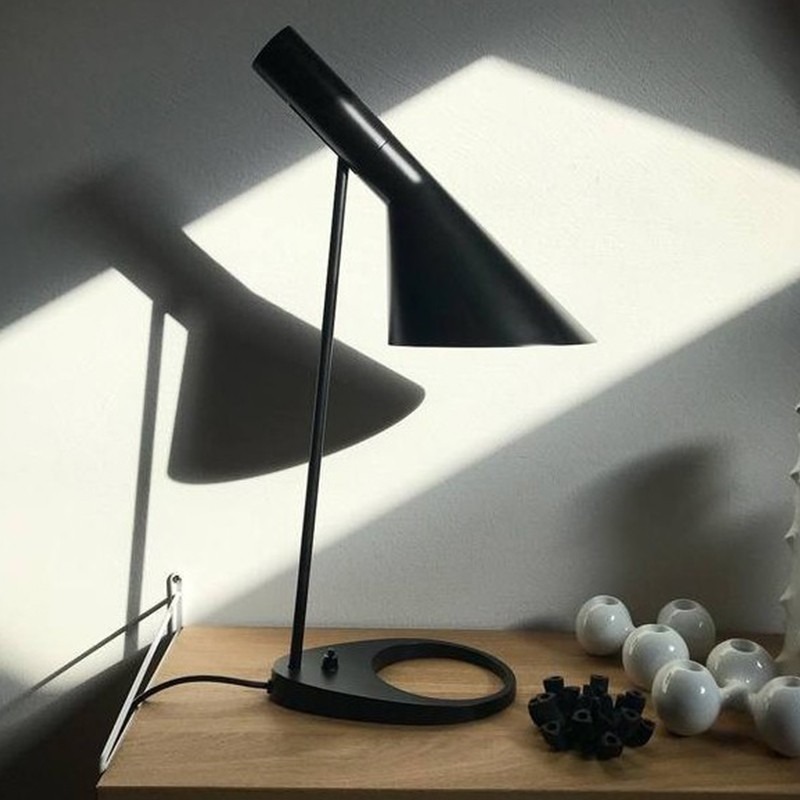Globus . gødning AJ Table Lamp | Louis Poulsen | AJ lampe by Arne Jacobsen | Yigo Lighting